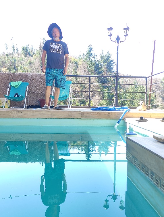 Piscina de acumulación de agua construida por Daniel Poblete en San Francisco de Millapoa para alimentar el sistema de emergencia por gravedad