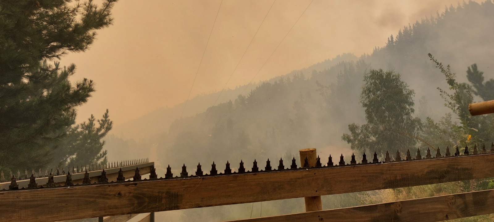 Vista de ladera con vegetación seca en zona de interfaz urbano-forestal chilena mostrando las condiciones de propagación del fuego en pendiente